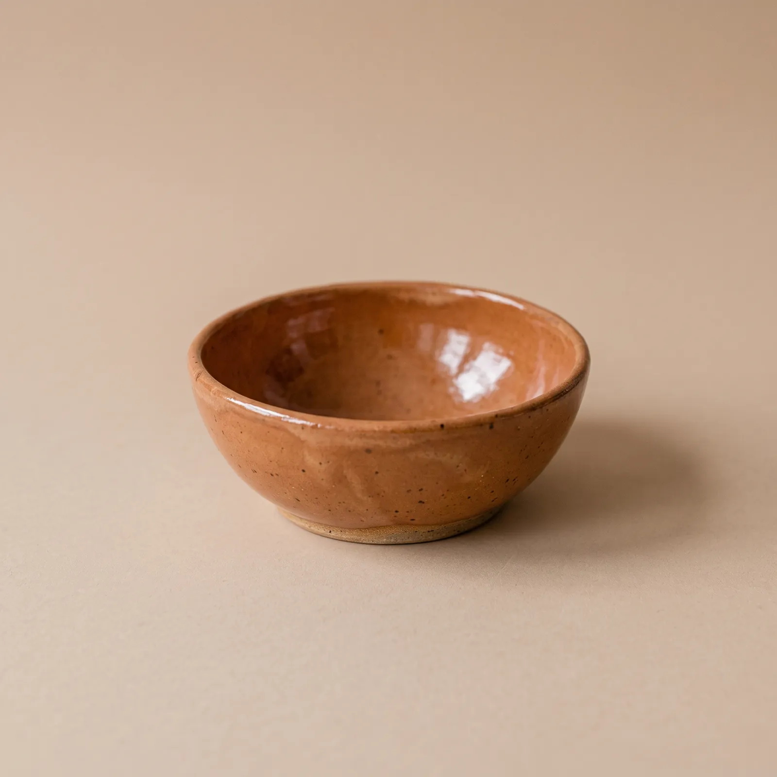 Handgemaakte serveerschaal in terracotta glazuur