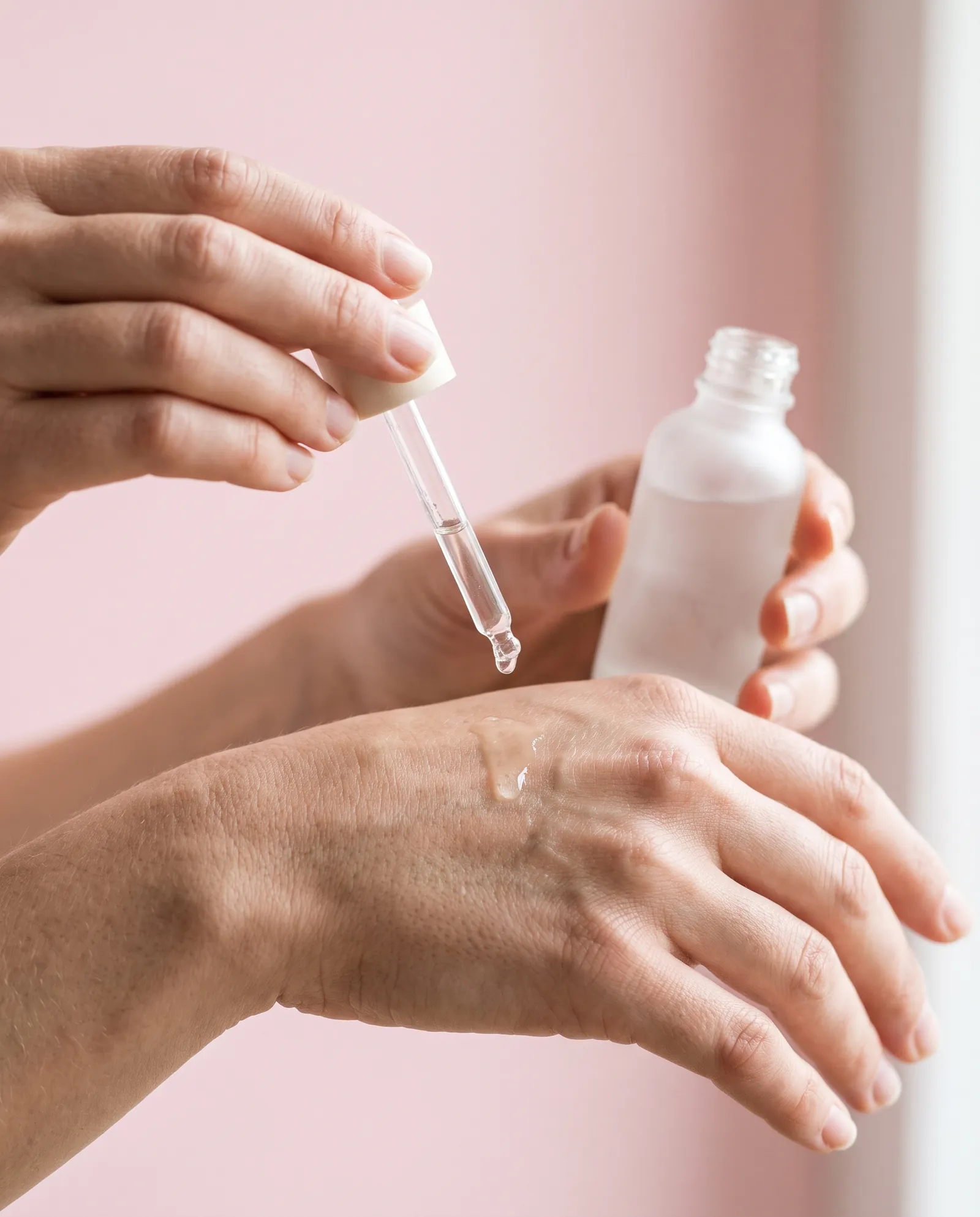 Handen brengen een verzorgend serum aan
